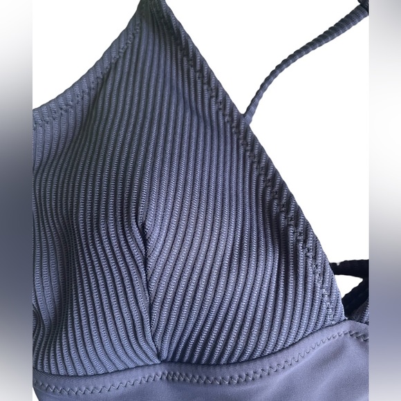 Amazin Zaful Ribbed Bikini Top with Adjustable Straps and Removable Pads (size M - Picture 2 of 7